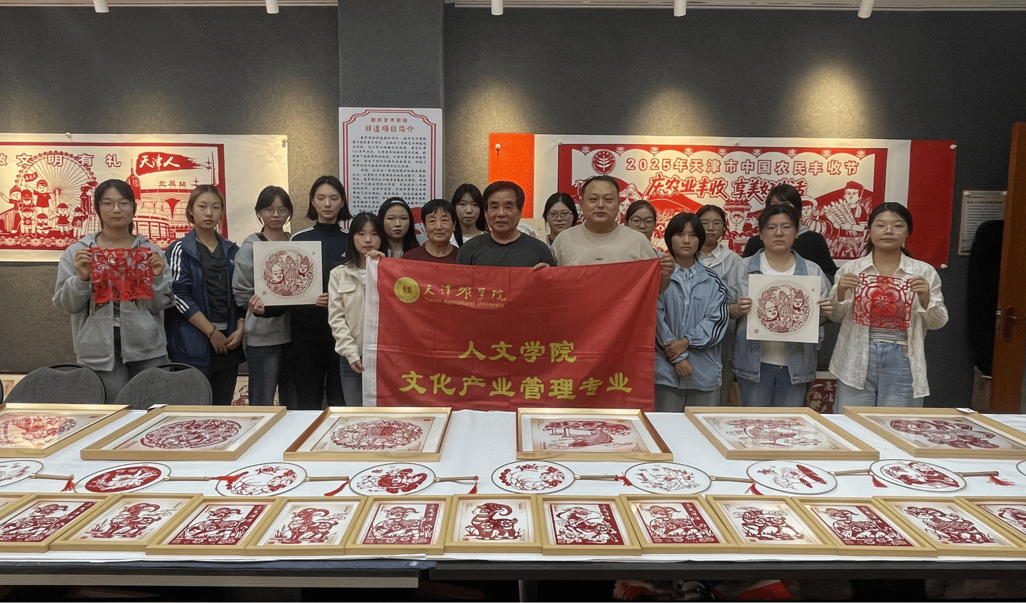 寻访非遗赵氏剪纸 赓续津门民俗文脉 ——人文学院文化产业管理专业学子开展非遗研学实践活动